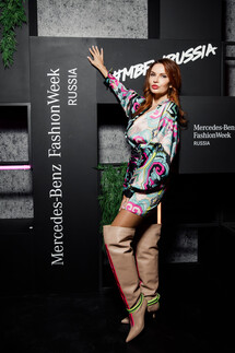 Эвелина Бледанс на показе Lakbi Fall 2019 Ready-to-Wear